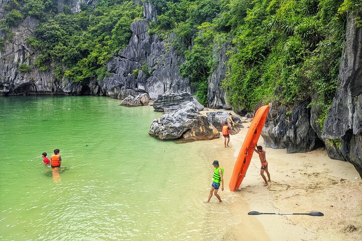 Uma aventura de cruzeiro e caiaque de dia inteiro explorando as deslumbrantes paisagens cársticas e aldeias flutuantes da Baía de Lan Ha, Vietname, foto 6 | wizardtrip