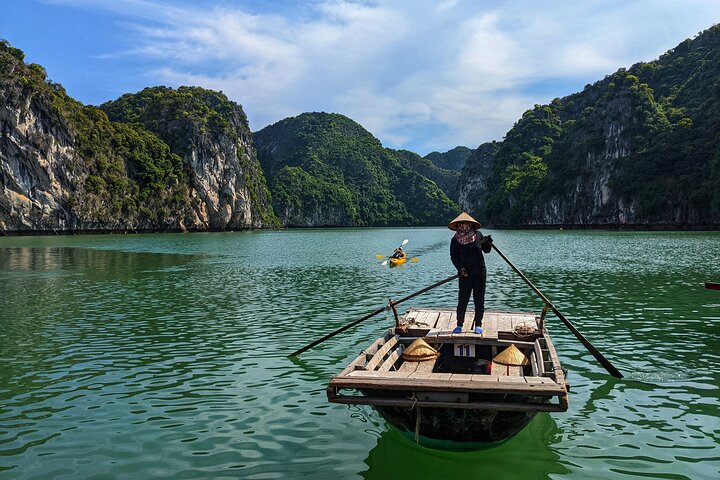 Uma aventura de cruzeiro e caiaque de dia inteiro explorando as deslumbrantes paisagens cársticas e aldeias flutuantes da Baía de Lan Ha, Vietname, foto 8 | wizardtrip