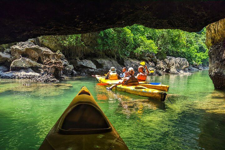 Uma aventura de cruzeiro e caiaque de dia inteiro explorando as deslumbrantes paisagens cársticas e aldeias flutuantes da Baía de Lan Ha, Vietname, foto 9 | wizardtrip
