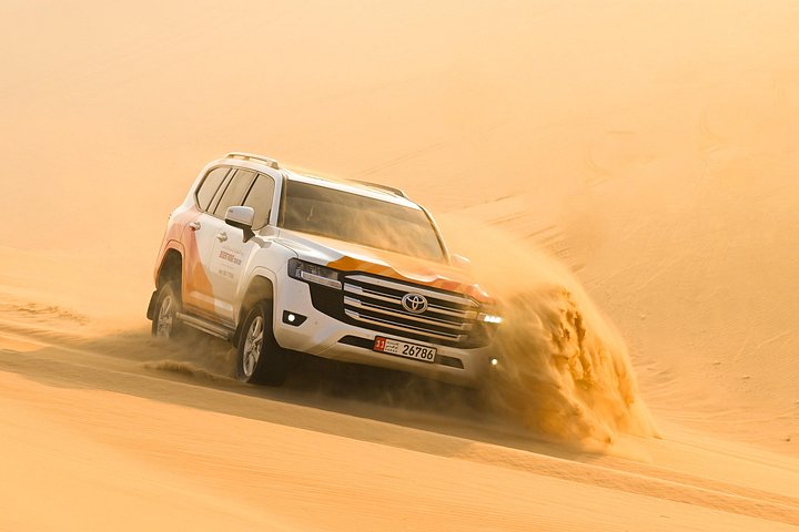 Ervaar een woestijnsafari in Abu Dhabi met dune bashing, kamelenritten en traditioneel entertainment, foto 23 | wizardtrip