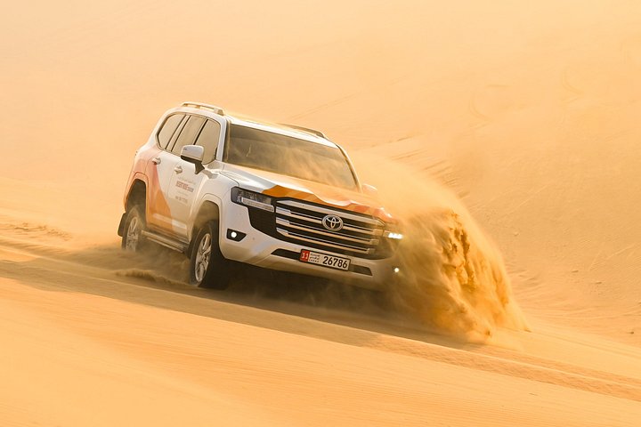 Ervaar een woestijnsafari in Abu Dhabi met dune bashing, kamelenritten en traditioneel entertainment, foto 28 | wizardtrip