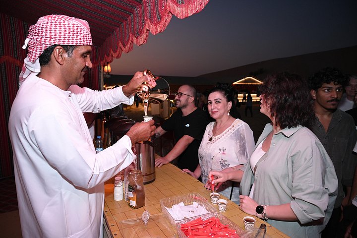 Ervaar een woestijnsafari in Abu Dhabi met dune bashing, kamelenritten en traditioneel entertainment, foto 29 | wizardtrip