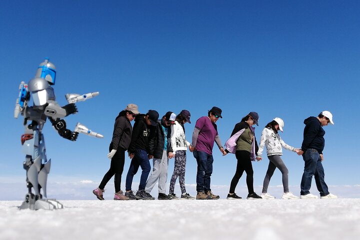 Explore the vast Uyuni Salt Flats, witness the mirror effect, and marvel at giant cacti on Incawasi Island, photo 11 | wizardtrip