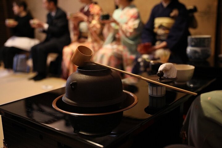 Cérémonie du thé à Kyoto avec kimono près du sanctuaire Imamiya Jinjya | wizardtrip