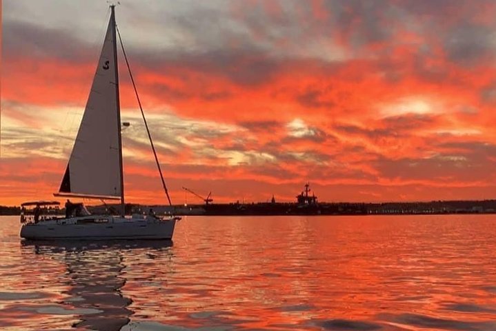 Solnedgångsseglats längs San Diegos skyline | wizardtrip