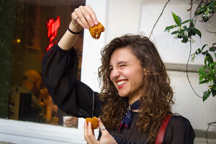 A guided food tour in Rome's Trastevere neighborhood, showcasing authentic Italian cuisine and local wines, photo 9 | wizardtrip