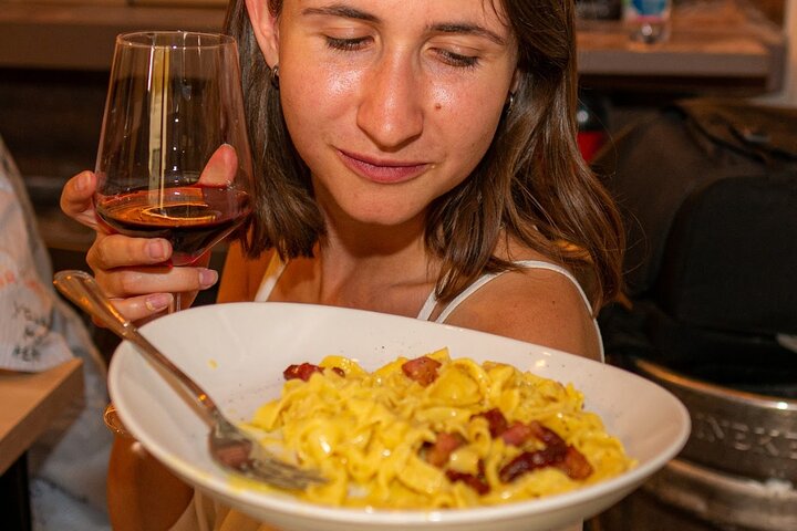 A guided food tour in Rome's Trastevere neighborhood, showcasing authentic Italian cuisine and local wines, photo 11 | wizardtrip