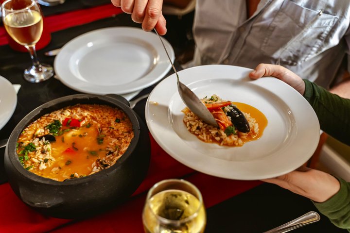 Un tour gastronomique animé de Lisbonne présentant des spécialités portugaises, du vin et des sites historiques de la ville, photo 6 | wizardtrip