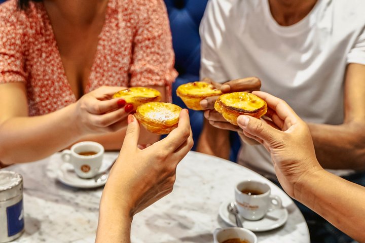 Un tour gastronomique animé de Lisbonne présentant des spécialités portugaises, du vin et des sites historiques de la ville, photo 8 | wizardtrip