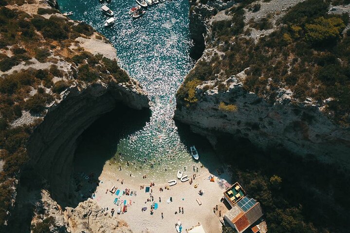 Speedboot-Tour zur Blauen Grotte und zur Insel Vis ab Hvar, Kroatien, mit atemberaubenden Meeresgrotten und Buchten, Foto 6 | wizardtrip