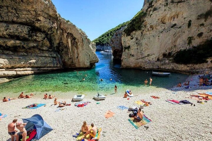 Speedboot-Tour zur Blauen Grotte und zur Insel Vis ab Hvar, Kroatien, mit atemberaubenden Meeresgrotten und Buchten, Foto 12 | wizardtrip