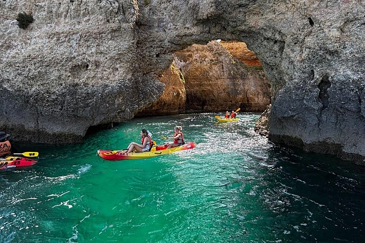 Kajakkpadling gjennom havgrottene og hulene ved Ponta da Piedade, Lagos, Portugal, foto 13 | wizardtrip