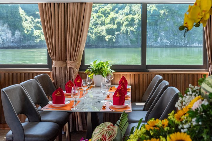 Full-day cruise tour in Lan Ha Bay from Hanoi, Vietnam, featuring kayaking and scenic views, photo 7 | wizardtrip