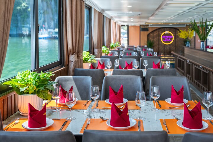 Full-day cruise tour in Lan Ha Bay from Hanoi, Vietnam, featuring kayaking and scenic views, photo 11 | wizardtrip