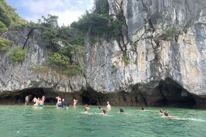 Full-day cruise tour in Lan Ha Bay from Hanoi, Vietnam, featuring kayaking and scenic views, photo 12 | wizardtrip