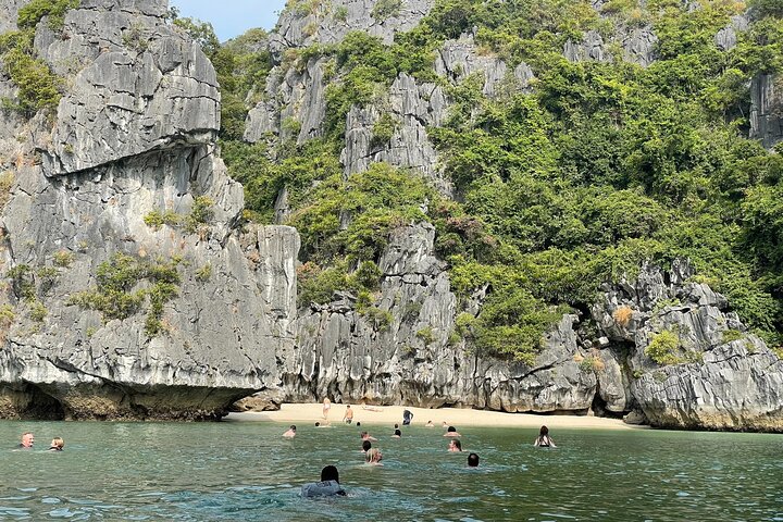 Full-day cruise tour in Lan Ha Bay from Hanoi, Vietnam, featuring kayaking and scenic views, photo 16 | wizardtrip