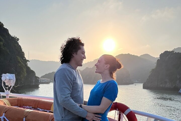 Full-day cruise tour in Lan Ha Bay from Hanoi, Vietnam, featuring kayaking and scenic views, photo 23 | wizardtrip