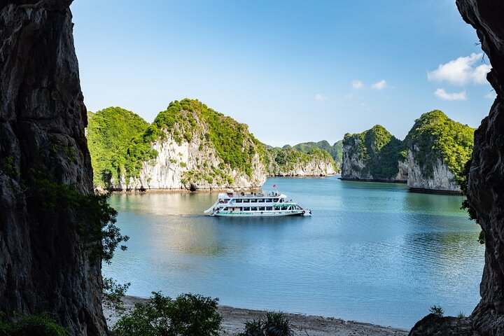 Full-day cruise tour in Lan Ha Bay from Hanoi, Vietnam, featuring kayaking and scenic views, photo 24 | wizardtrip