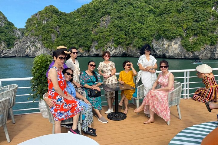 Full-day cruise tour in Lan Ha Bay from Hanoi, Vietnam, featuring kayaking and scenic views, photo 38 | wizardtrip