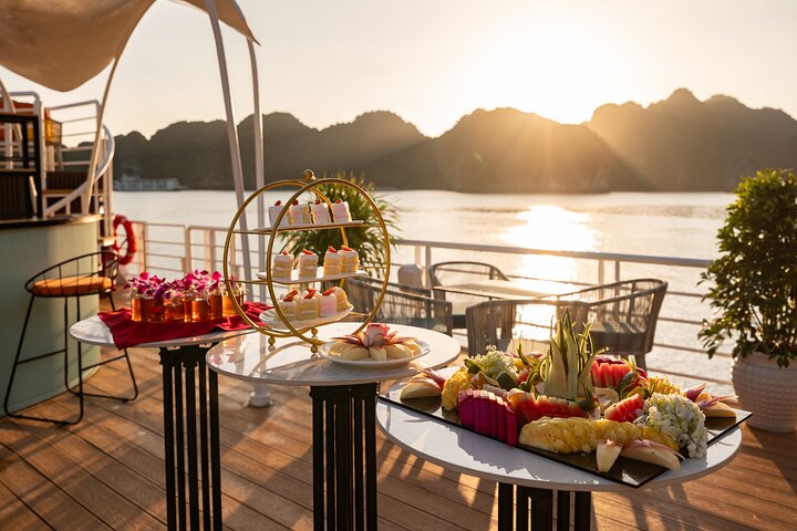 Full-day cruise tour in Lan Ha Bay from Hanoi, Vietnam, featuring kayaking and scenic views, photo 43 | wizardtrip