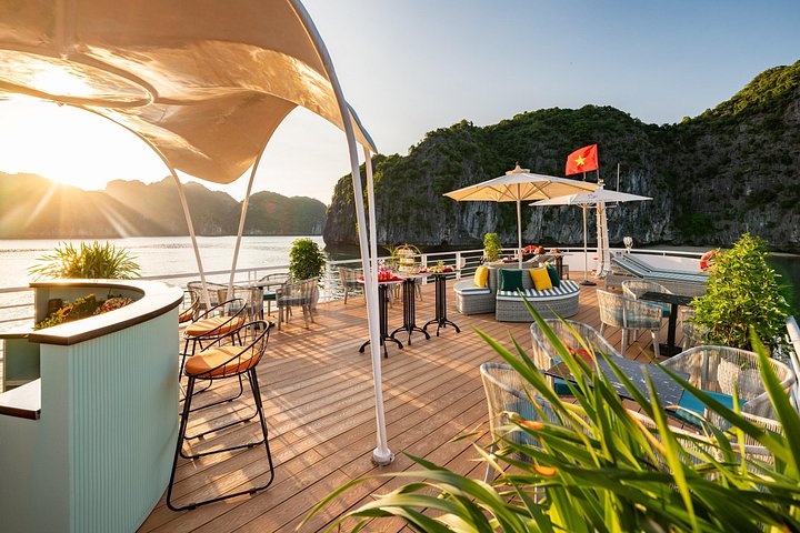 Full-day cruise tour in Lan Ha Bay from Hanoi, Vietnam, featuring kayaking and scenic views, photo 44 | wizardtrip
