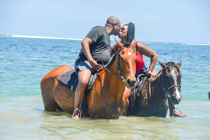 Desfrute de cavalgada no oceano e jangada de bambu no Rio White na Jamaica, foto 7 | wizardtrip