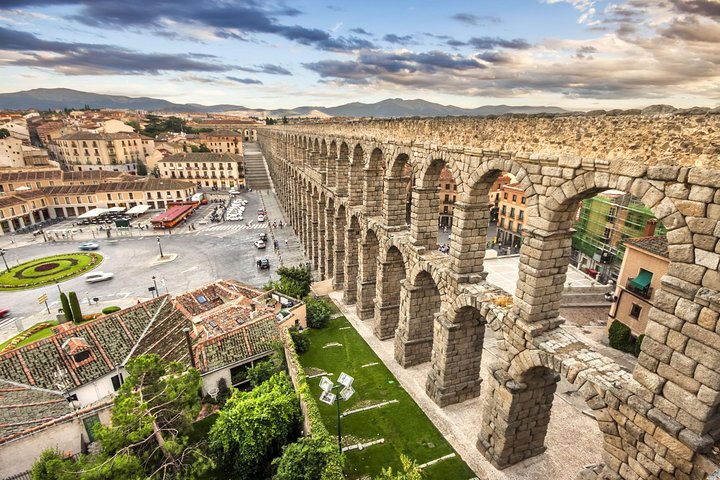 Full-day tour from Madrid to the historic cities of Ávila and Segovia, showcasing ancient walls, cathedrals, and castles, photo 1 | wizardtrip