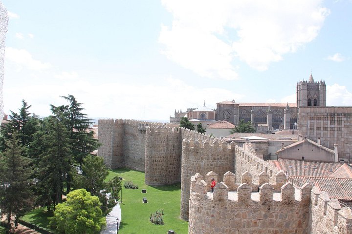 Tour de dia inteiro de Madrid às cidades históricas de Ávila e Segóvia, exibindo muralhas antigas, catedrais e castelos, foto 12 | wizardtrip