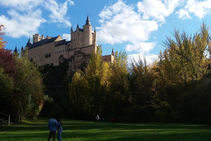 Tour de dia inteiro de Madrid às cidades históricas de Ávila e Segóvia, exibindo muralhas antigas, catedrais e castelos, foto 17 | wizardtrip