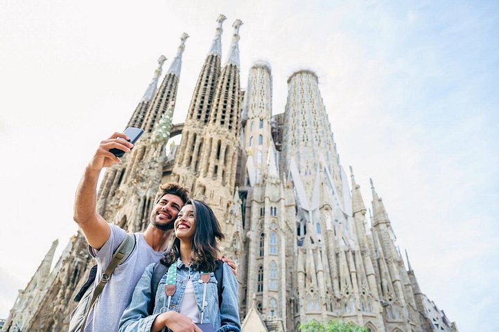Explore Gaudí's Barcelona, including the iconic Sagrada Familia, on a guided walking tour, photo 12 | wizardtrip