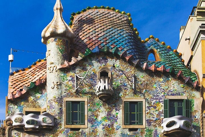 Explore Gaudí's Barcelona, including the iconic Sagrada Familia, on a guided walking tour, photo 16 | wizardtrip