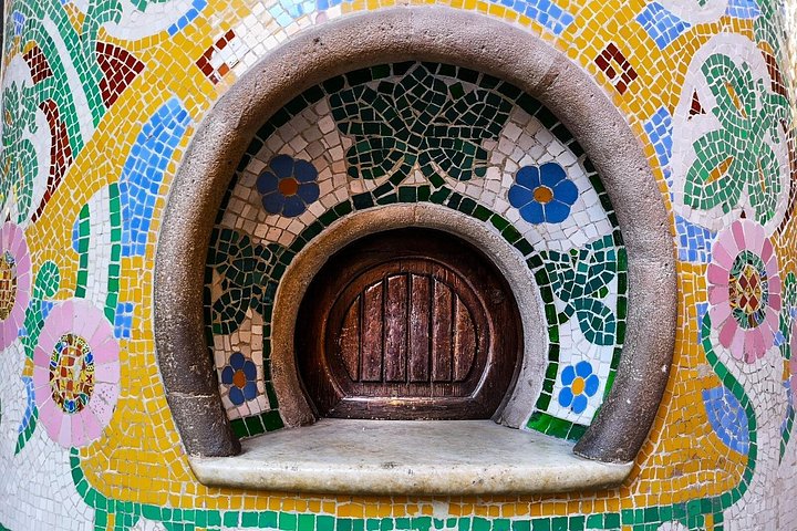 Explore Gaudí's Barcelona, including the iconic Sagrada Familia, on a guided walking tour, photo 18 | wizardtrip