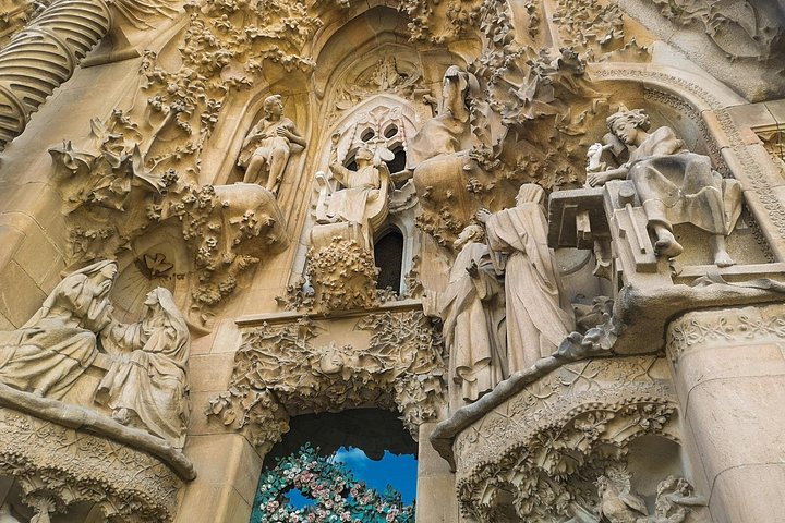 Explore Gaudí's Barcelona, including the iconic Sagrada Familia, on a guided walking tour, photo 19 | wizardtrip