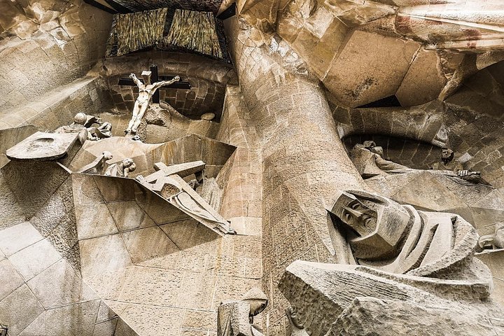 Explore Gaudí's Barcelona, including the iconic Sagrada Familia, on a guided walking tour, photo 20 | wizardtrip
