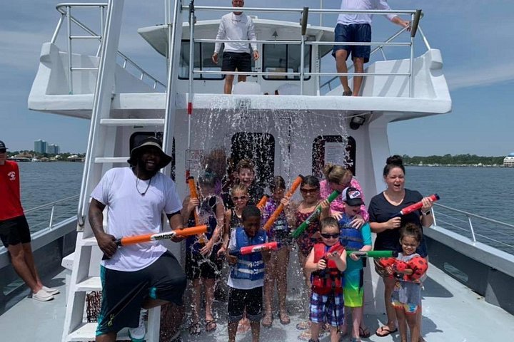 Nyt et morsomt delfinkryss og sjølivsopplevelse på en båt i Orange Beach, Alabama, foto 12 | wizardtrip