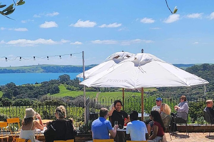 Auckland: Waiheke Island Scenic Tour 4 Weingüter, lokale Guides | wizardtrip