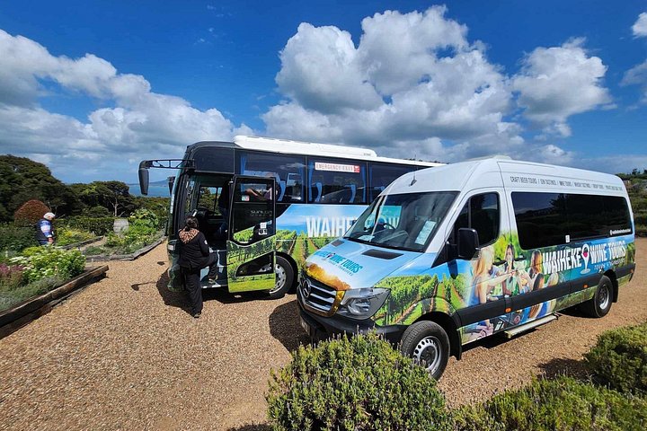 Tour de vinhos panorâmico na Ilha Waiheke, Nova Zelândia, visitando vinícolas e apreciando vistas costeiras, foto 8 | wizardtrip