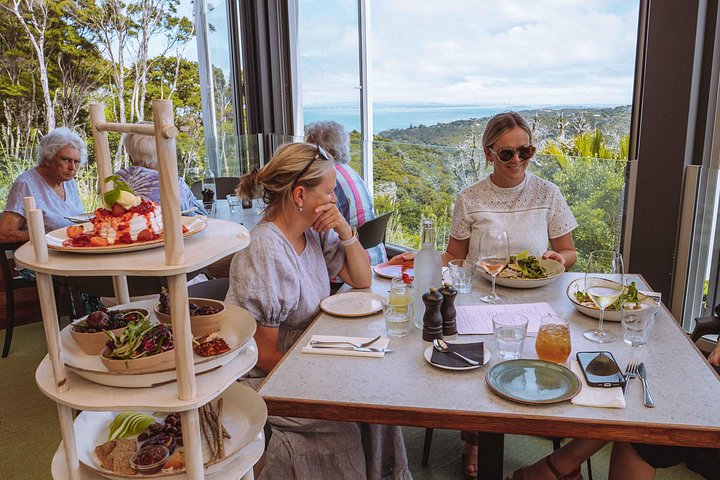 Tour de vinhos panorâmico na Ilha Waiheke, Nova Zelândia, visitando vinícolas e apreciando vistas costeiras, foto 23 | wizardtrip