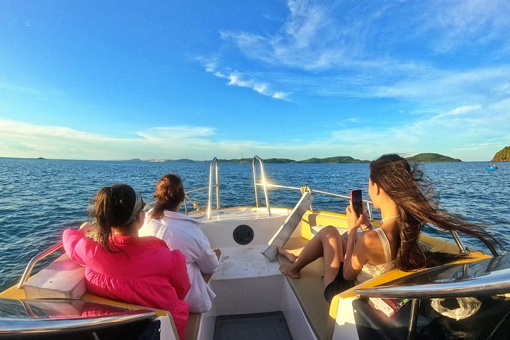 Professional small-group speedboat snorkeling tour exploring vibrant coral reefs in Phu Quoc, photo 23 | wizardtrip