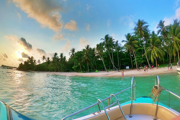 Professional small-group speedboat snorkeling tour exploring vibrant coral reefs in Phu Quoc, photo 36 | wizardtrip