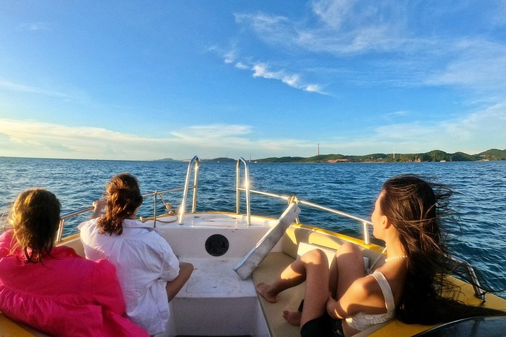 Professional small-group speedboat snorkeling tour exploring vibrant coral reefs in Phu Quoc, photo 43 | wizardtrip