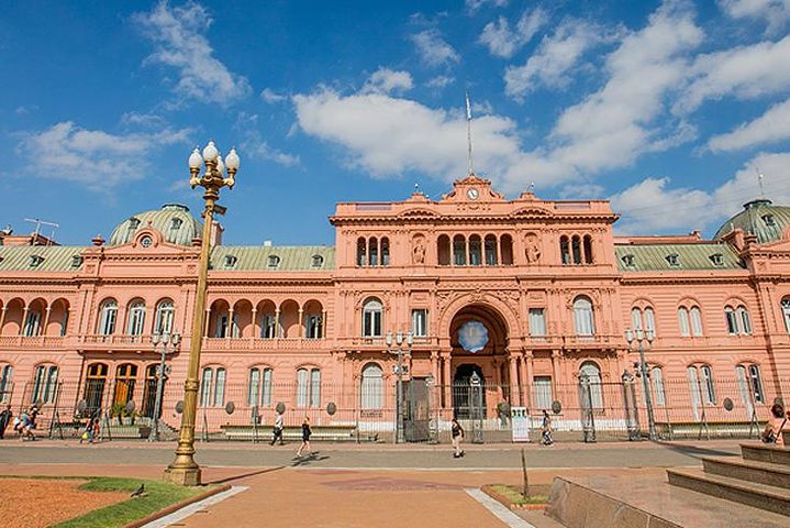 A guided small-group tour exploring the vibrant streets and iconic landmarks of Buenos Aires, Argentina, photo 7 | wizardtrip