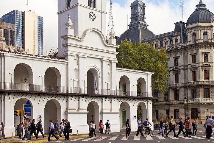 A guided small-group tour exploring the vibrant streets and iconic landmarks of Buenos Aires, Argentina, photo 9 | wizardtrip