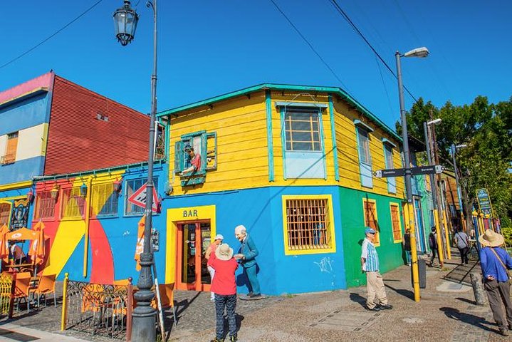 A guided small-group tour exploring the vibrant streets and iconic landmarks of Buenos Aires, Argentina, photo 11 | wizardtrip