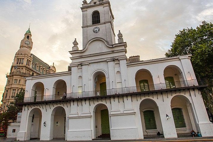 A guided small-group tour exploring the vibrant streets and iconic landmarks of Buenos Aires, Argentina, photo 12 | wizardtrip