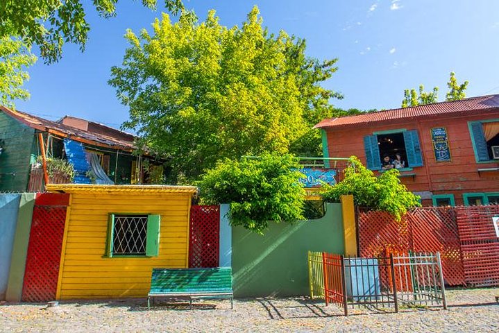 A guided small-group tour exploring the vibrant streets and iconic landmarks of Buenos Aires, Argentina, photo 13 | wizardtrip