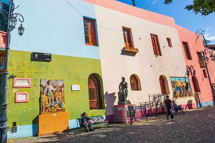 A guided small-group tour exploring the vibrant streets and iconic landmarks of Buenos Aires, Argentina, photo 14 | wizardtrip