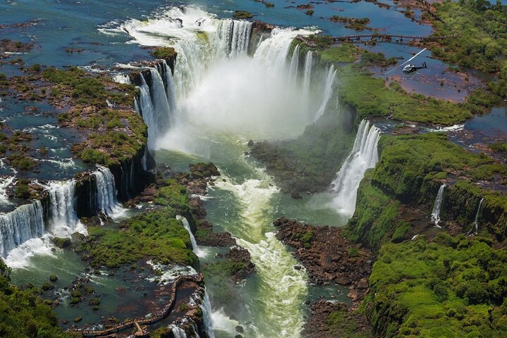 Vistas panorâmicas das majestosas Cataratas do Iguaçu, mostrando poderosas cascatas e a exuberante selva circundante na Argentina, foto 7 | wizardtrip