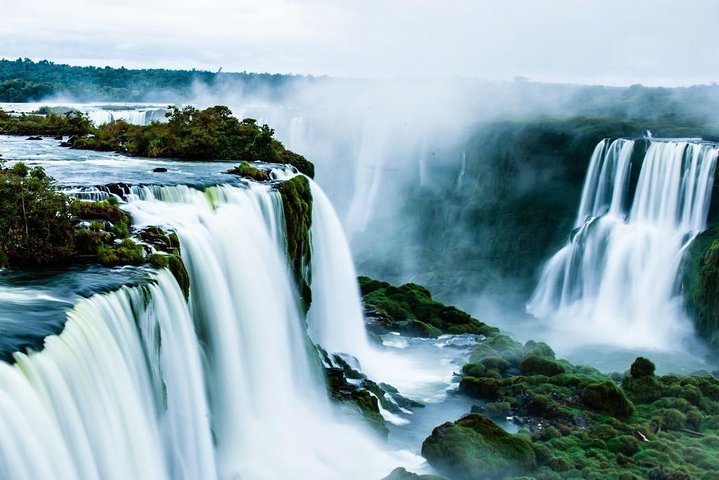 Vistas panorâmicas das majestosas Cataratas do Iguaçu, mostrando poderosas cascatas e a exuberante selva circundante na Argentina, foto 10 | wizardtrip