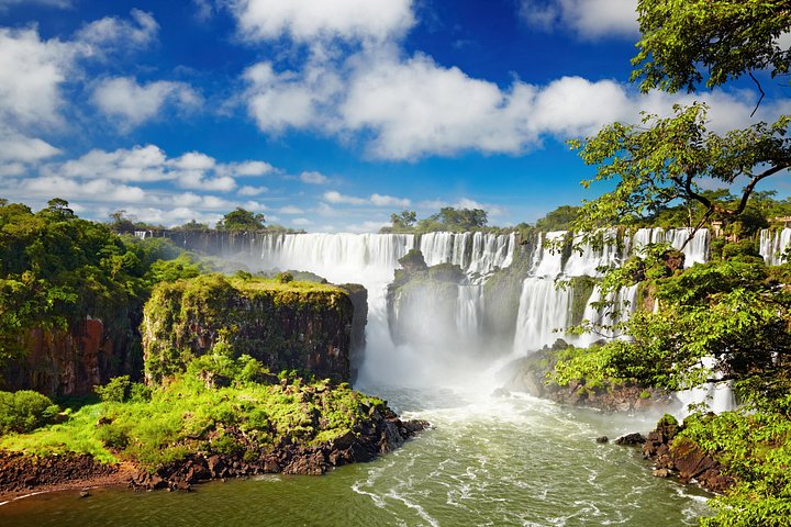 Vistas panorâmicas das majestosas Cataratas do Iguaçu, mostrando poderosas cascatas e a exuberante selva circundante na Argentina, foto 11 | wizardtrip